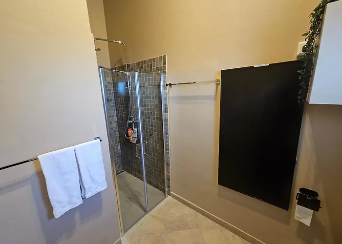 别墅 Yvonne,private Pool,private Parking 1,7 Km From The