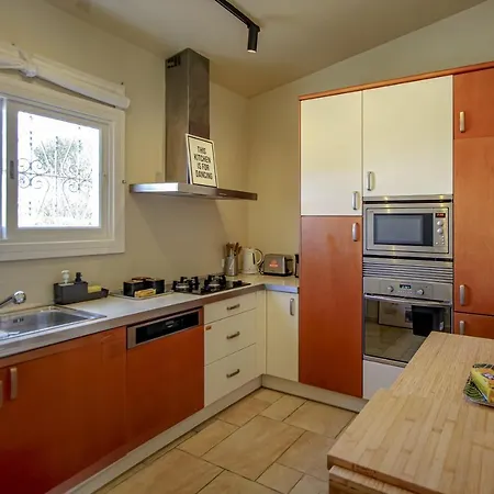 Yvonne,private Pool,private Parking 1,7 Km From The Beatch