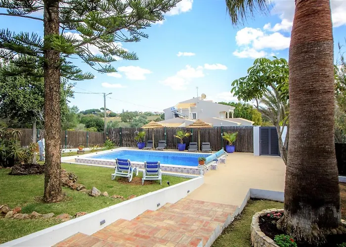 Villa Yvonne,private Pool,private Parking 1,7 Km From The Albufeira