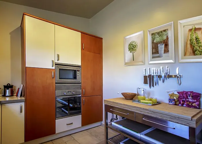 Villa Yvonne,private Pool,private Parking 1,7 Km From The Albufeira